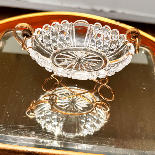 Antique Baccarat crystal catchall with brass spiral mount in the Diamants Pierreries pattern, front view, placed on mirrored surface